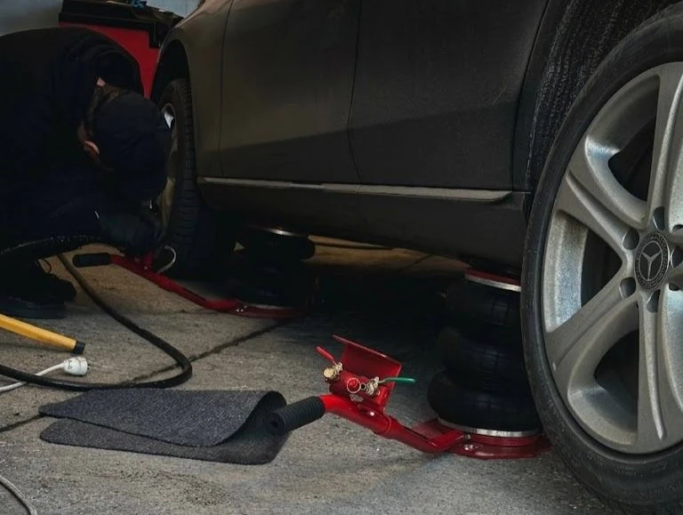  wymiana opon przy samochodzie Dobrzykowice, podnoszenie auta w serwisie Bizon Auto