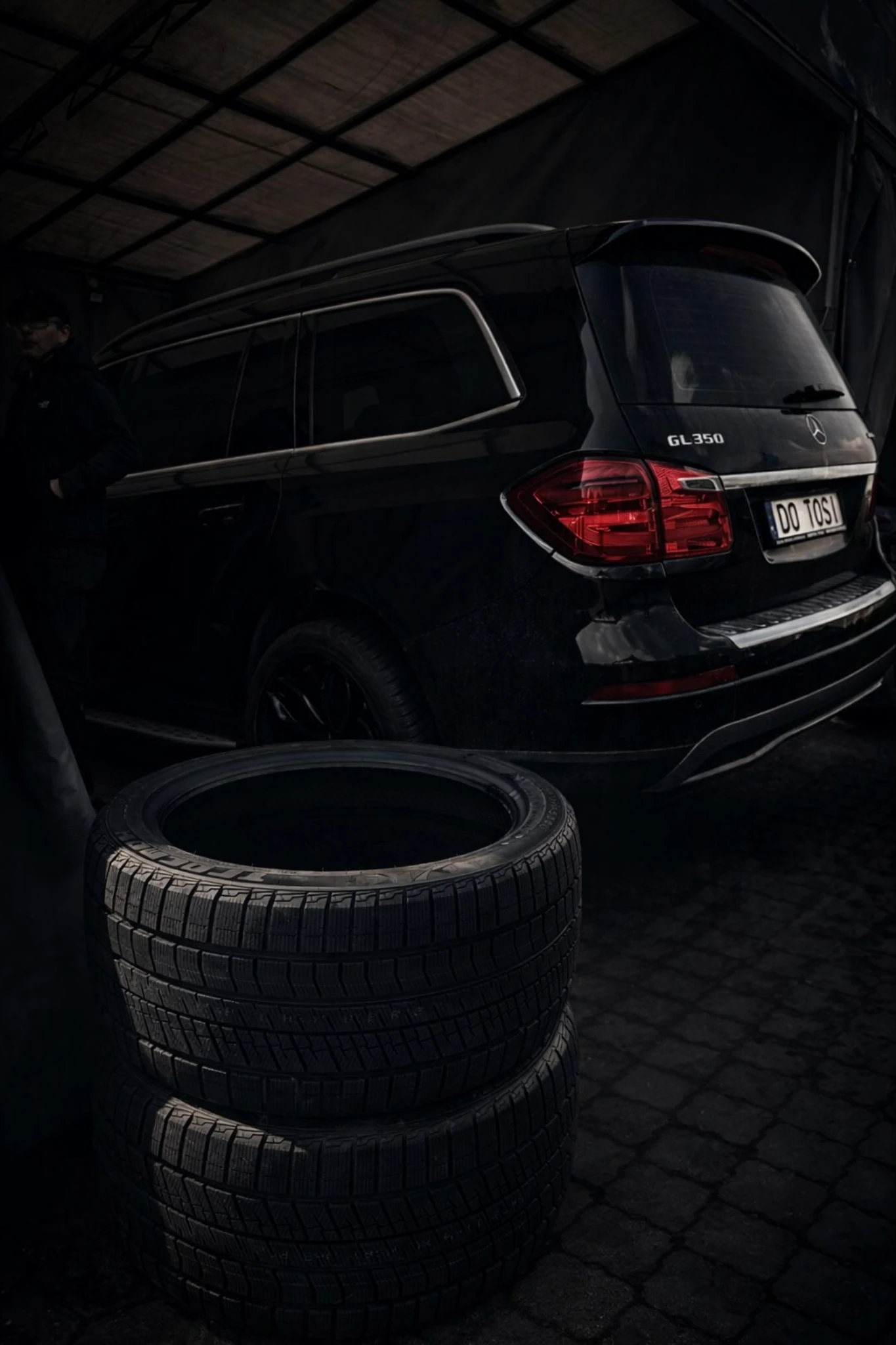 serwis opon Dobrzykowice, samochód SUV i komplet opon przygotowanych do wymiany